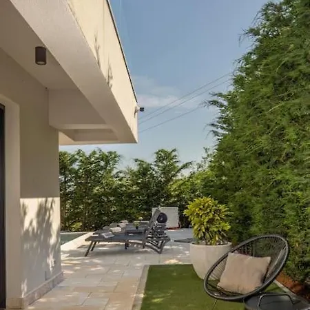 Zorina Heated Pool 45 M2, Jacuzzi & Sauna וילה